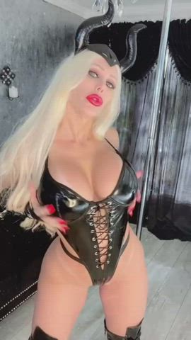 Dressed up and ready to suck Daddy’s cock - free porn video