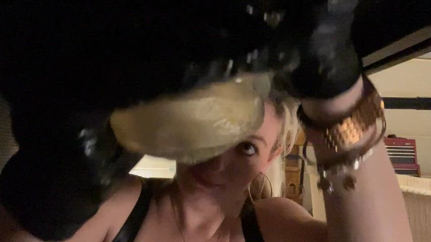 Finished him off into a glass on the milking table - free porn video