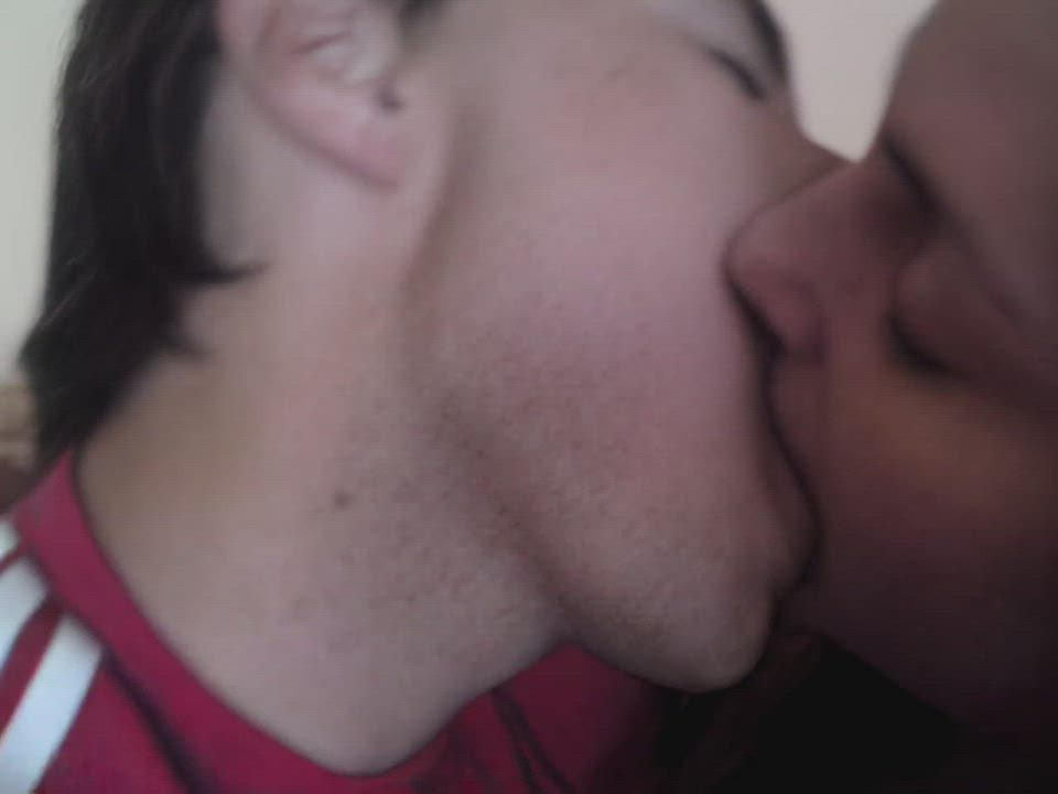 Hot kissing girlfriend - free porn video