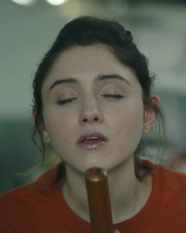Natalia Dyer getting herself off - free porn video