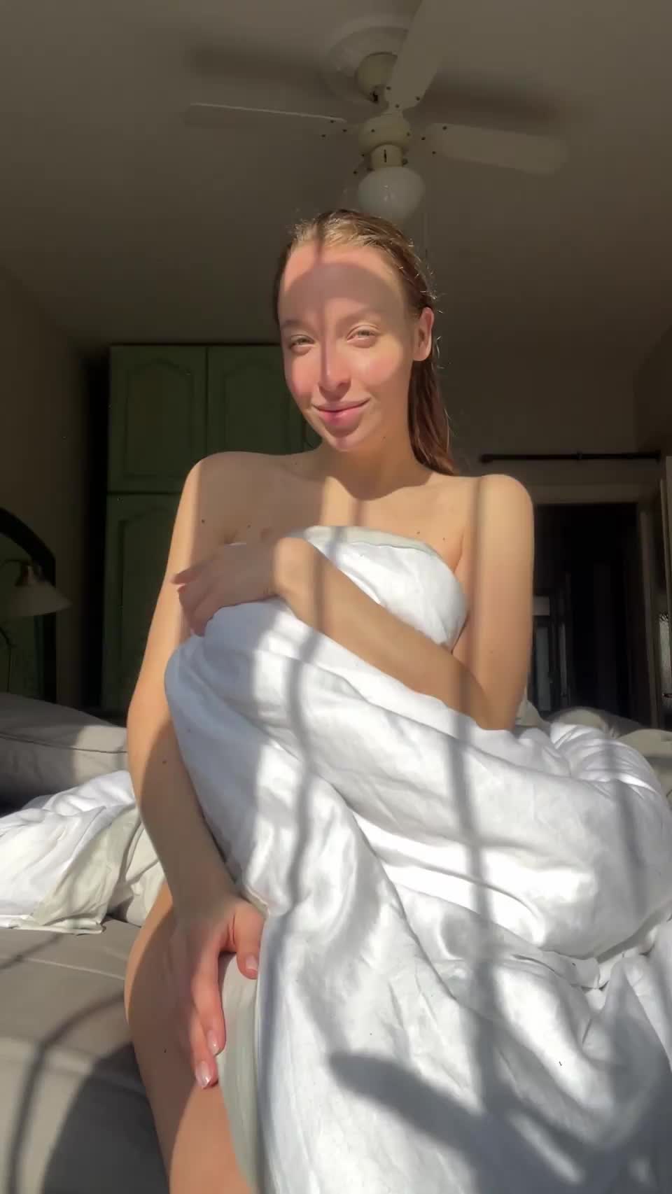 Sorry for no makeup i just got out of the shower and got horny - free porn video