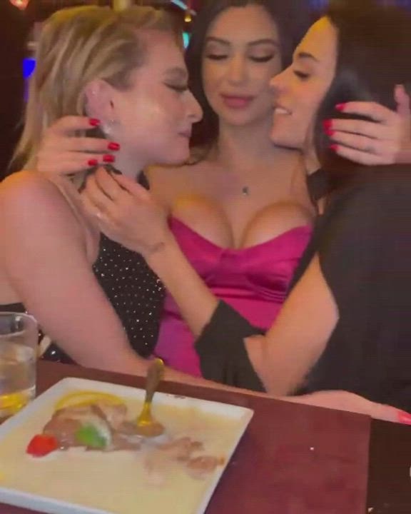 Kissing threesome - free porn video