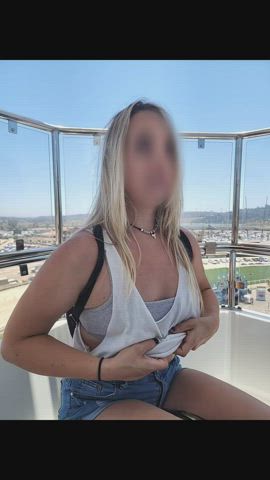 Flashing on the ferris wheel. [gif] - free porn video
