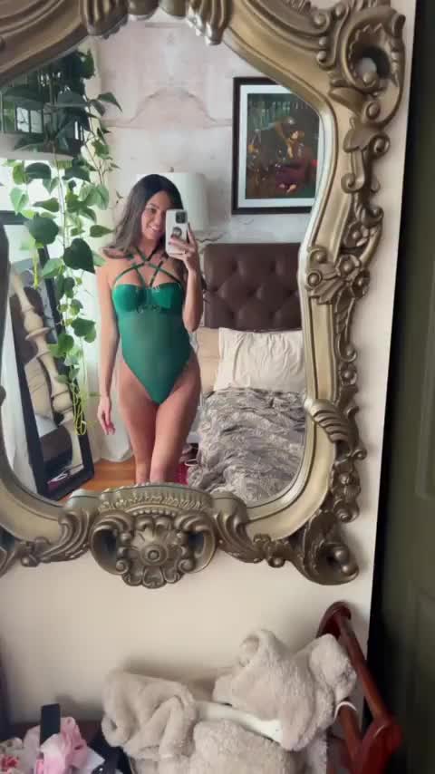 My body in green - free porn video
