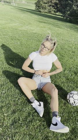 Being a dirty girl in the park (: - free porn video