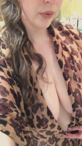 Enough curves to feed an army - free porn video