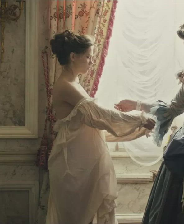 I watched the new Bond movie last night and I can't get the tits of Léa Seydoux out of my head - free porn video
