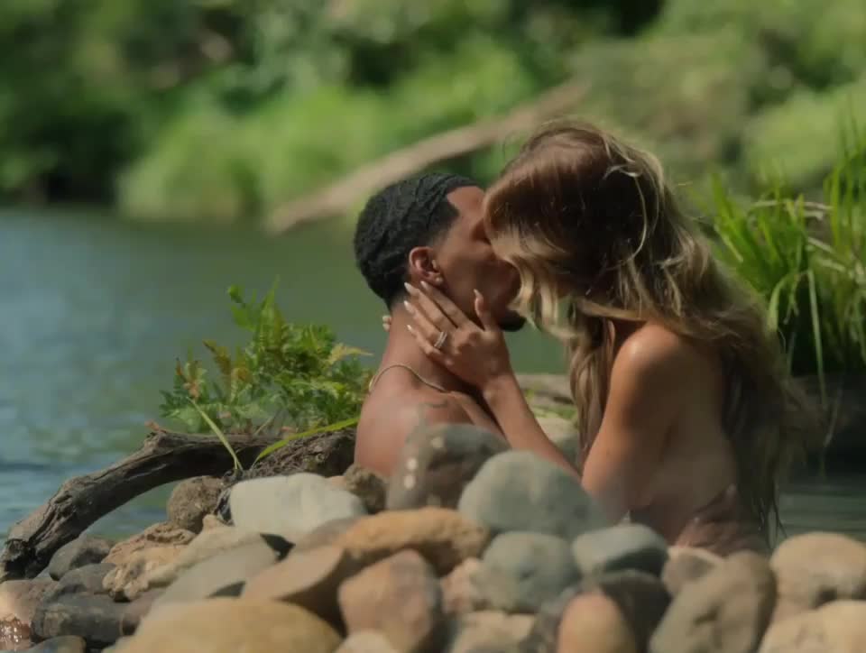 Samara Weaving in "Nine Perfect Strangers" - free porn video