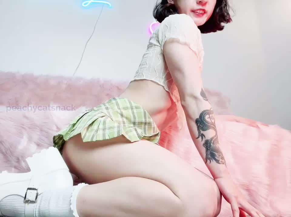 This petite Asian girl would like to feed you her juicy pussy 😋 - free porn video
