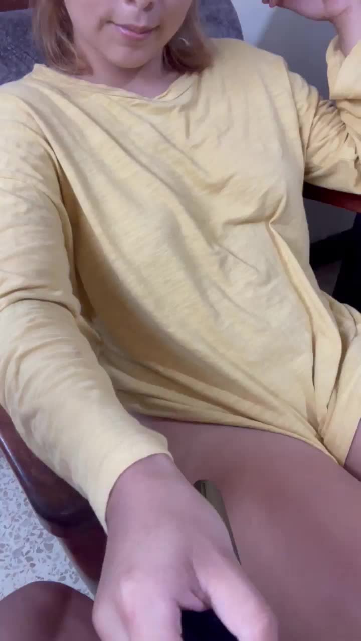 My pussy needs a lick before going to sleep - free porn video