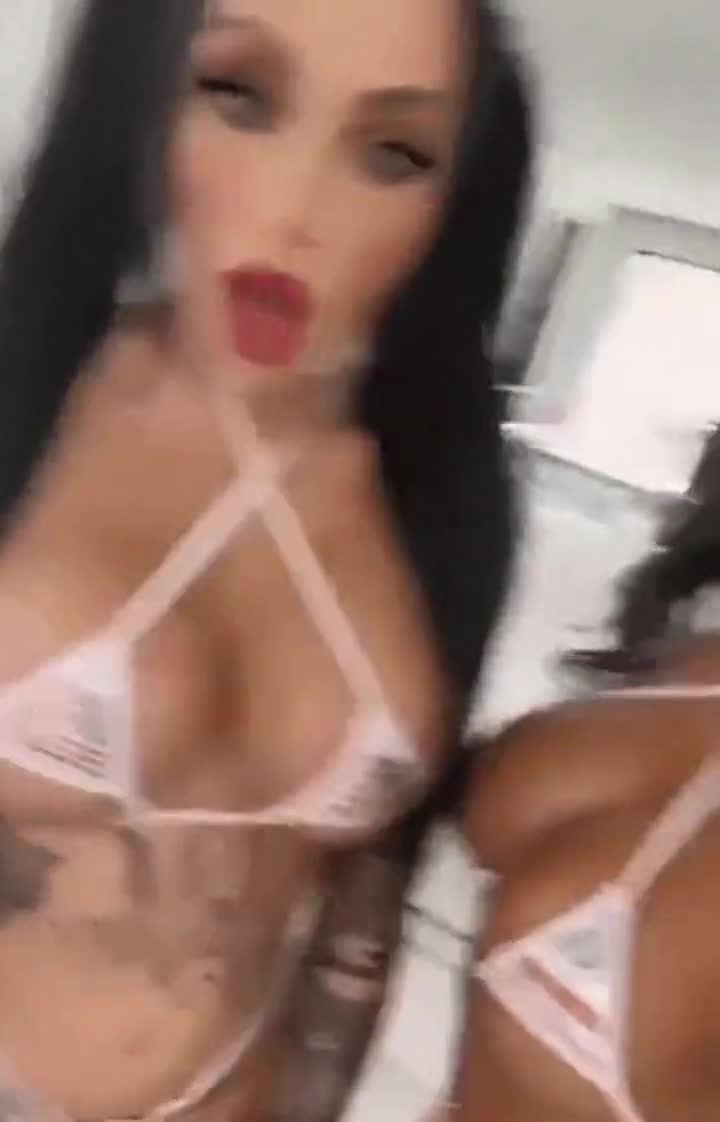 Bimbo twins - free porn video