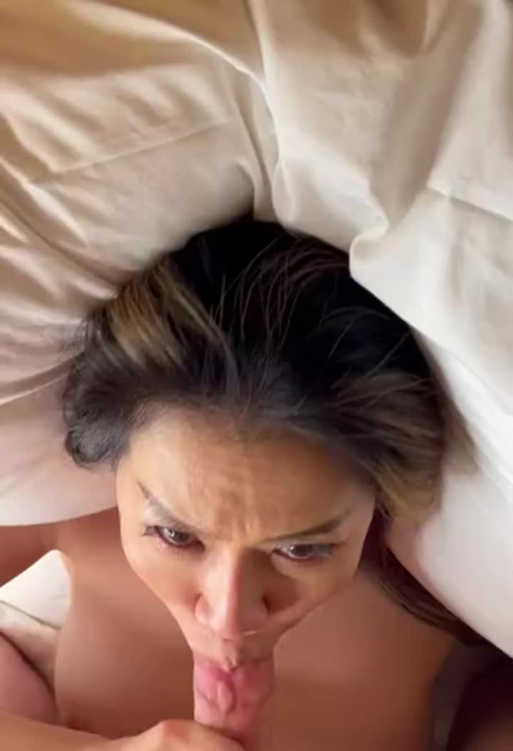 I love sucking big cocks 😳 - free porn video