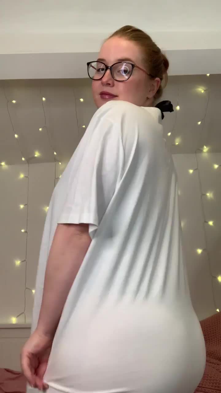 Presenting my posterior to all the dads - free porn video