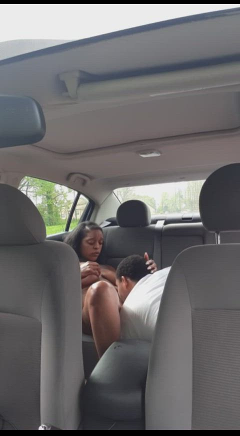 Pussy eating in the back of the car [0:14] - free porn video
