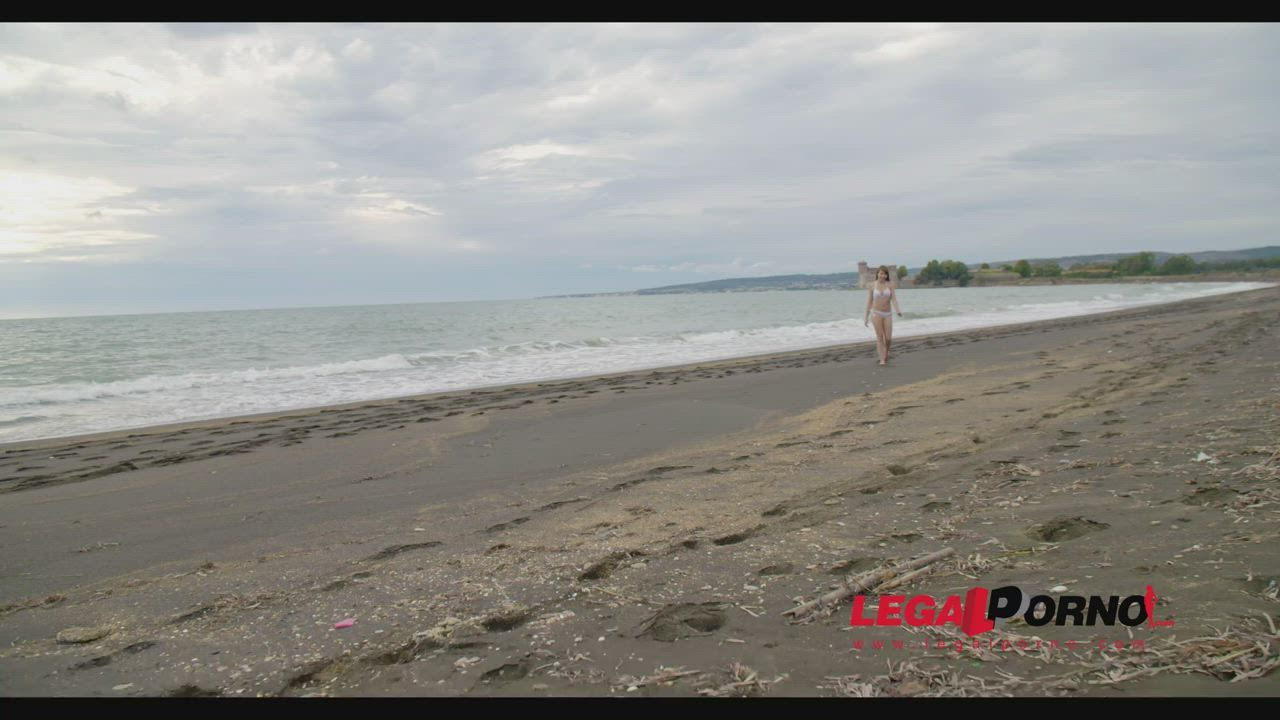 Beautiful Teen Gets Double Anal Penetration And Gapes On The Beach - free porn video