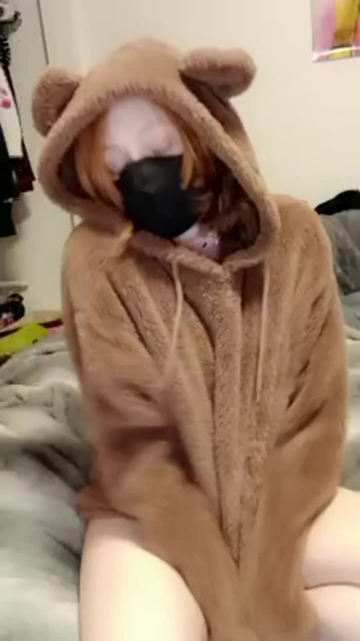 This bear needs a little honey 🍯 Would glisten on my snowy skin :) - free porn video