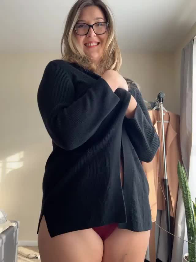 Curvy, tall girl (6’1). Did u notice my plant touching me? 🤭 - free porn video