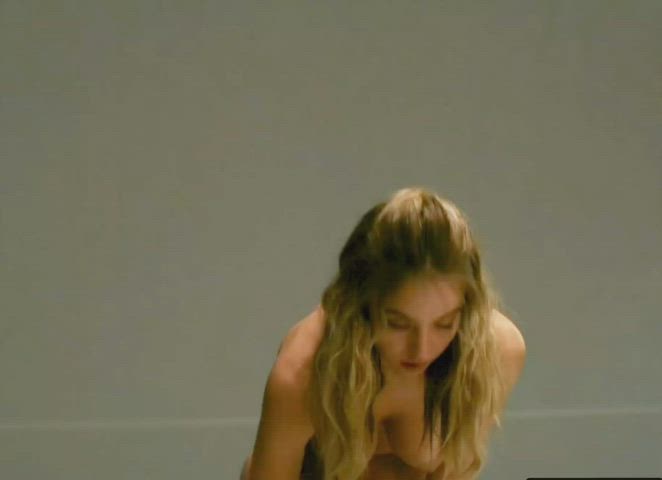 Sydney sweeney getting her pussy licked - free porn video