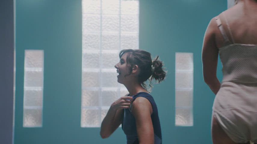 Alison Brie in 'GLOW' s01e01 - free porn video