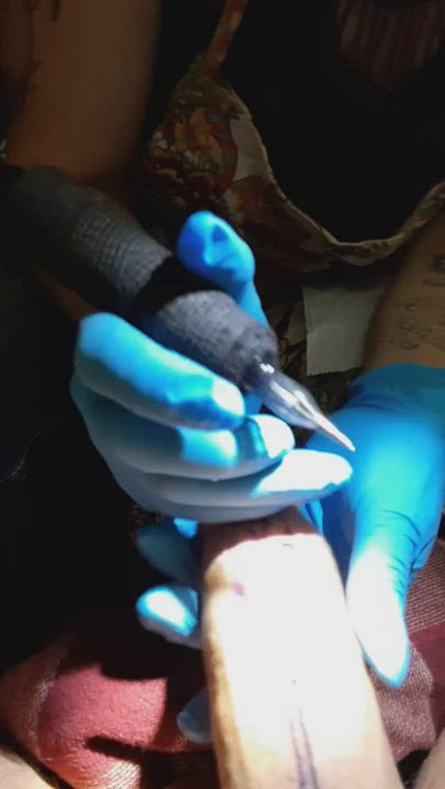 She sucked of a client while tattooing him - free porn video