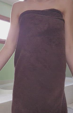 Bouncing until my towel falls off - free porn video
