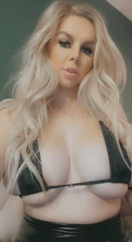 Do you like naughty moms who flash their tits? 😇 - free porn video