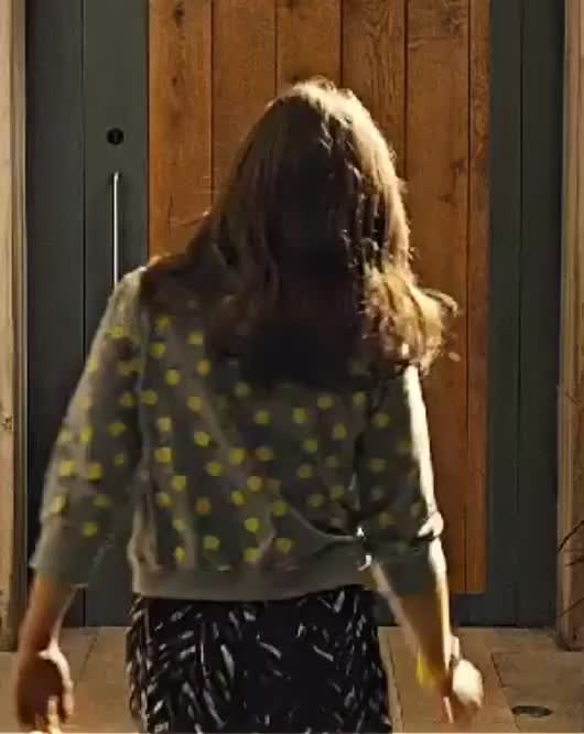 Emilia Clarke is draggin a wagon - free porn video