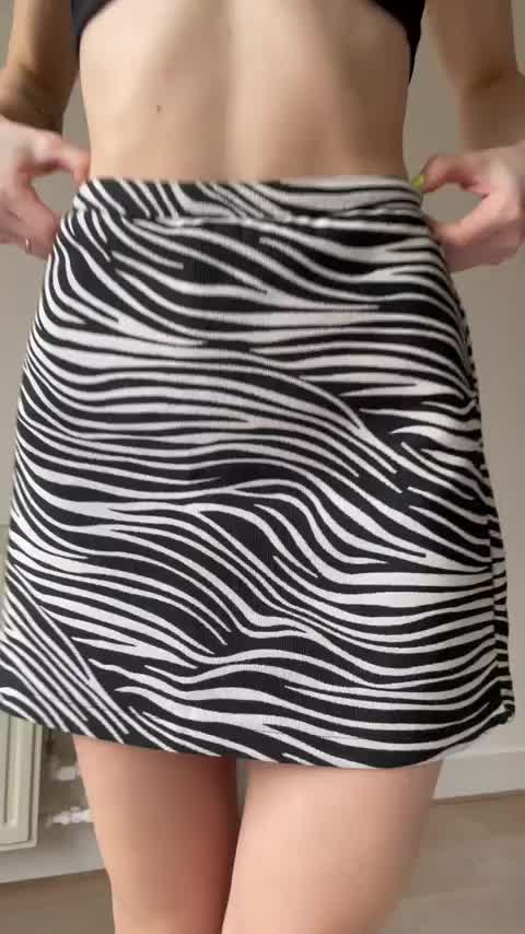 Kissing the lips under skirt - free porn video