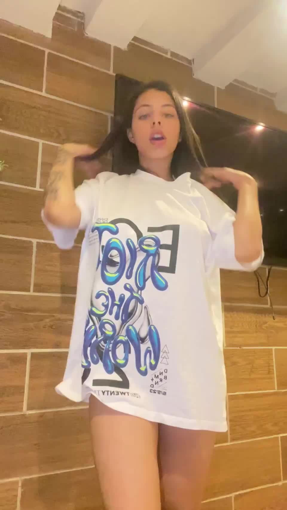 Surprise surprise, I'm not wearing any lingerie under my oversized t-shirt - free porn video
