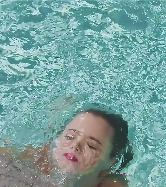 Dessie Mitcheson doing a Phoebe Cates - free porn video