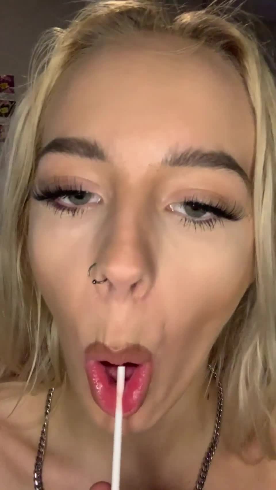 I want something bigger in my mouth - free porn video