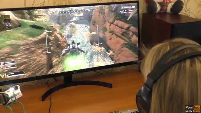 Gamer Girl With Black Skirt - free porn video