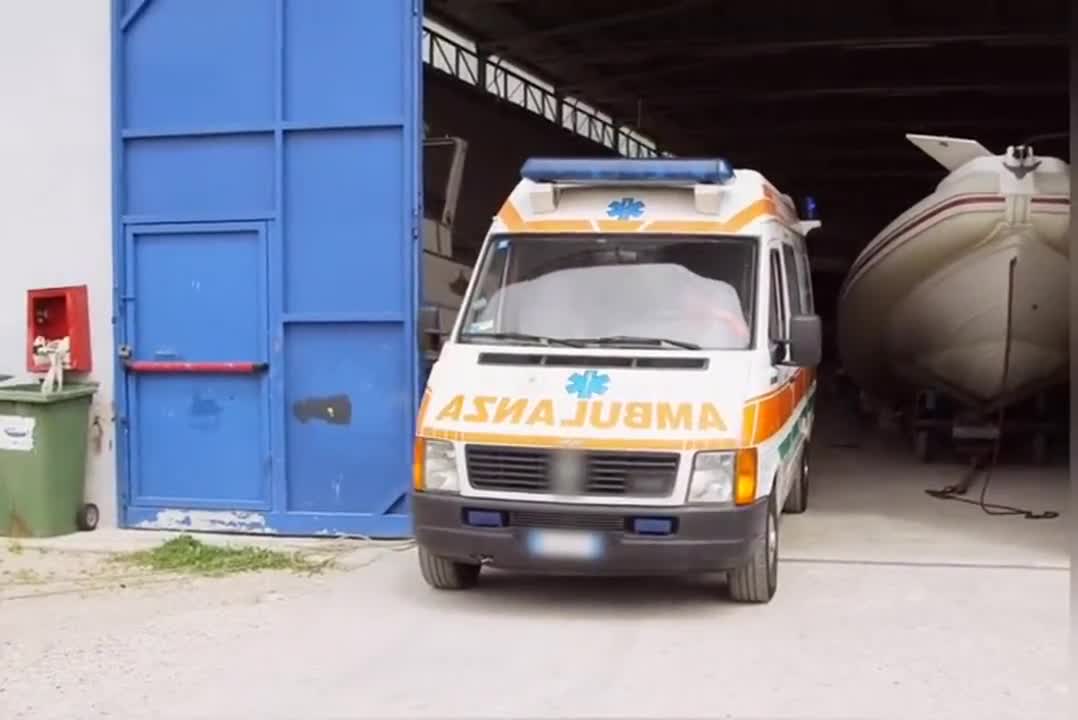 She is just casually blowing a guy in the ambulance - free porn video