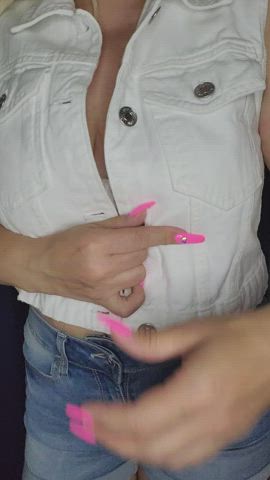 take a look under my vest and tell me if you like it🍒😉 - free porn video