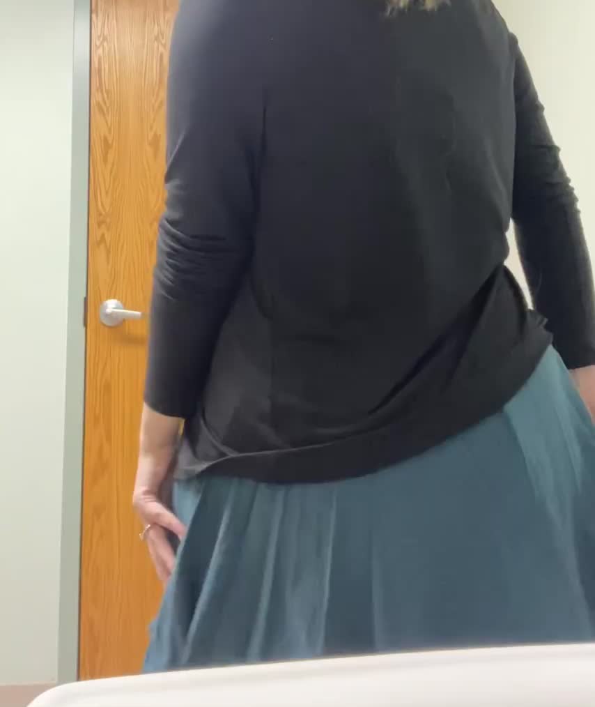 Sneaking a peek while at work - free porn video