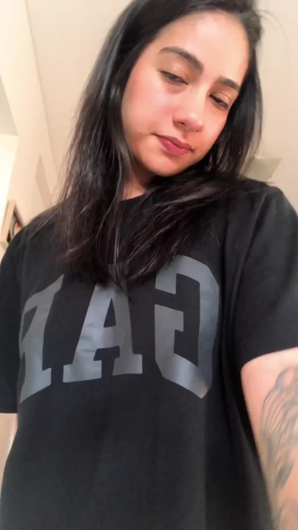 I look better with my t-shirt up😇 - free porn video
