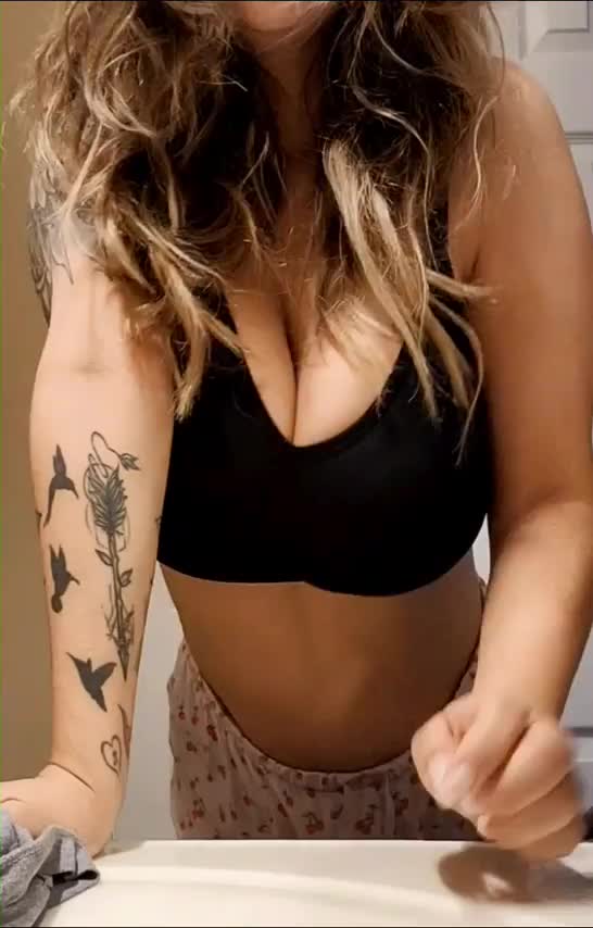 Good start to the morning 🥰 enjoy the boobies - free porn video