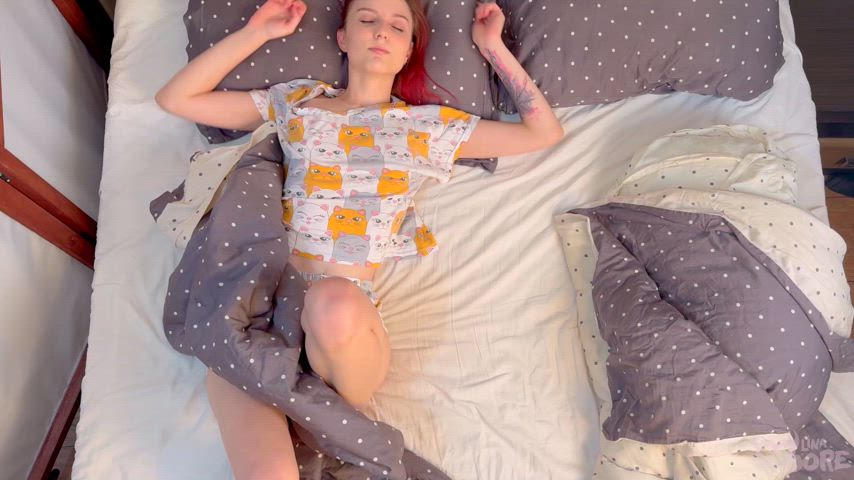 Petite babe has fun first thing in the morning - free porn video