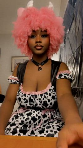 Cow with the big milkers - free porn video