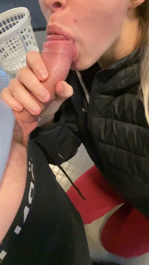 Sucking dick while waiting for the laundry - free porn video