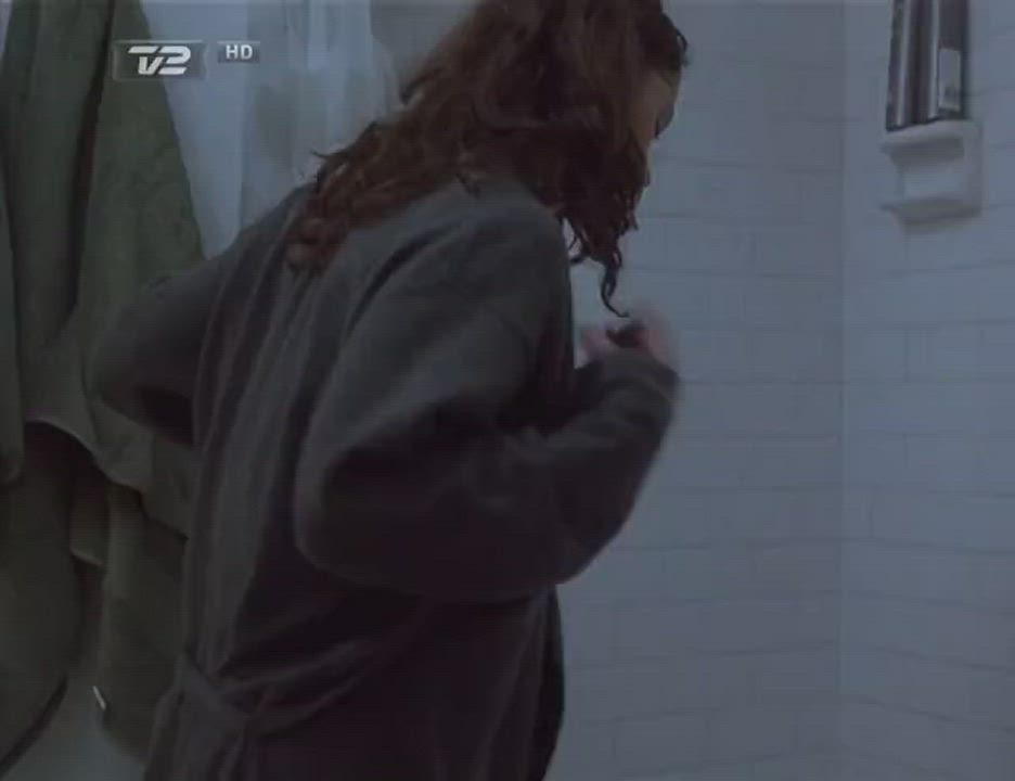 Robin tunney getting in the tub - free porn video