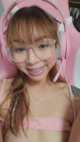 Wanna eat me out in my gaming chair? - free porn video