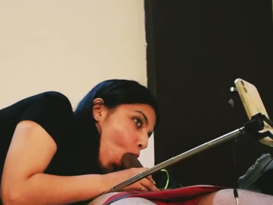 Babe showing her skills - free porn video