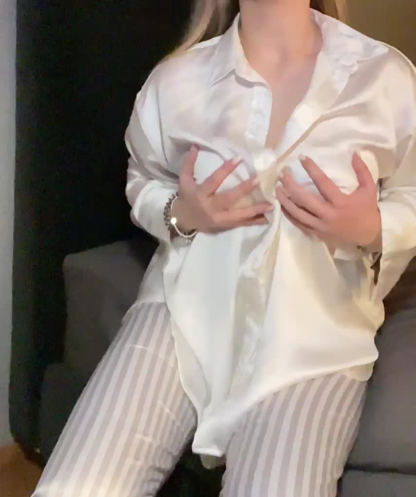 19, mid boobs, a little bit shy …dont be mean🥰 - free porn video