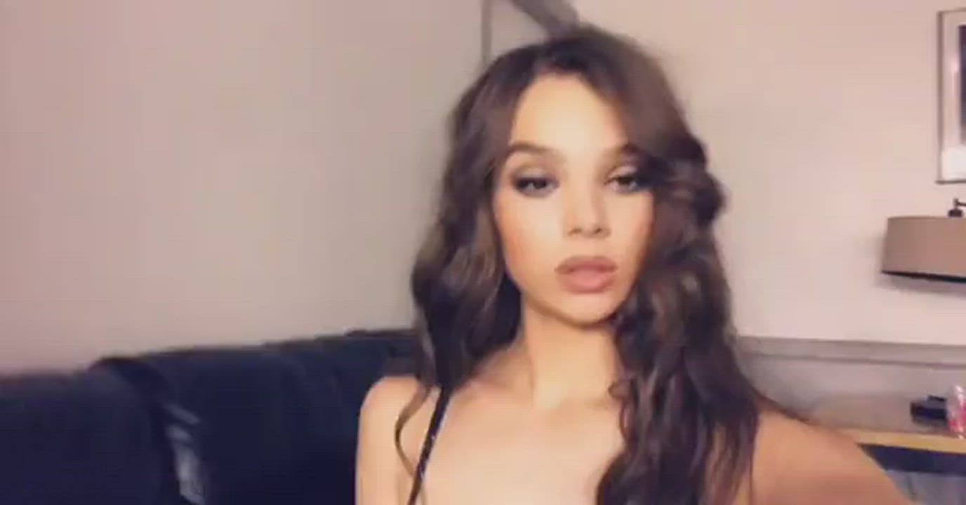 Hailee Steinfeld presenting her beautiful dick sucking lips. - free porn video