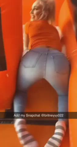 I stack in a gaming place and one guy fucked me there when everyone watched there - free porn video