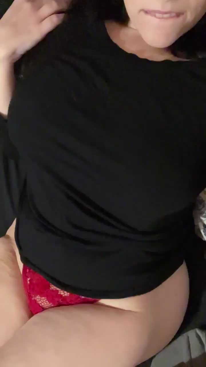 I’d love for you to cum all over my thick, curvy body - free porn video