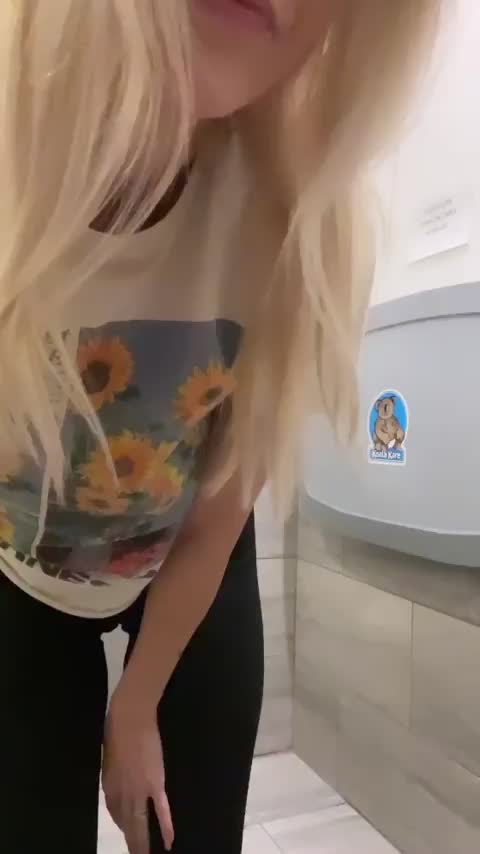 Lunch break with mom, snacks anyone 😏 - free porn video
