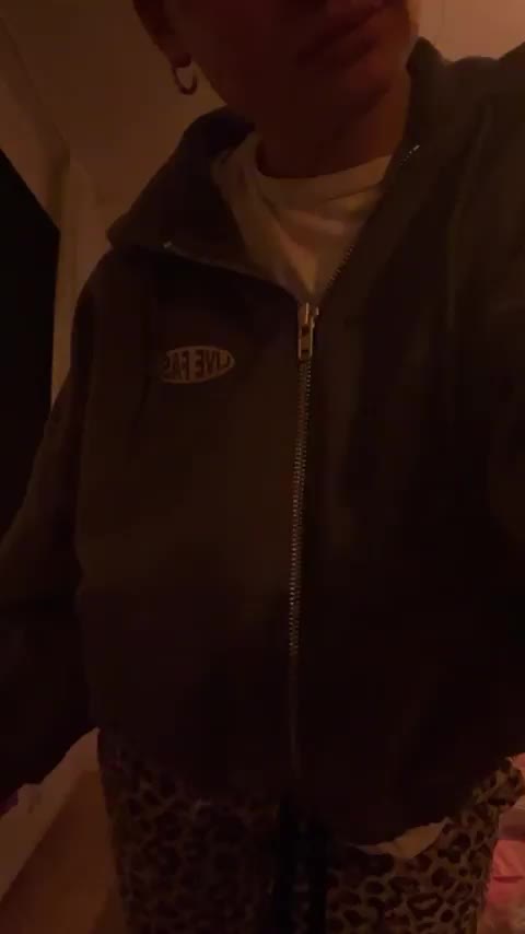 20, cute but way too chubby so pls don't be mean.. :( - free porn video