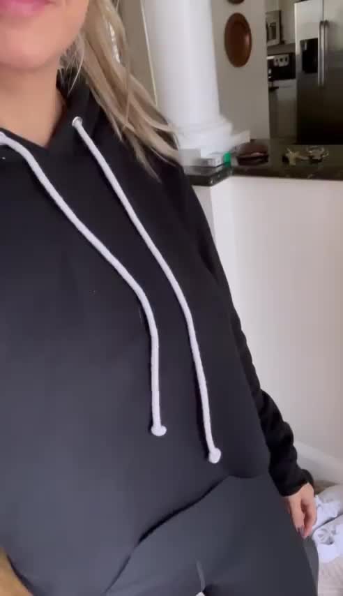 This mom doesn’t work out, she just rides a lot 😏 - free porn video